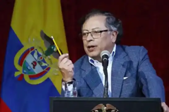 الرئيس الكولومبي "بيترو" يتهم الصحفيين الموالين للنظام الصهيوني بالنفاق